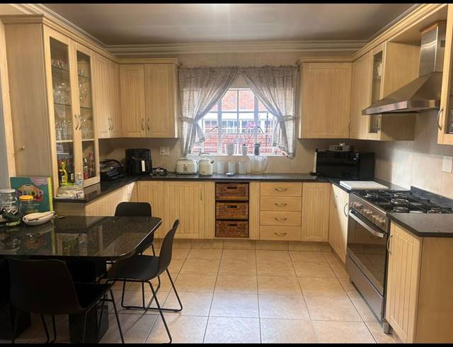 3 BEDROOM CLUSTER FOR SALE IN LAKEFIELD